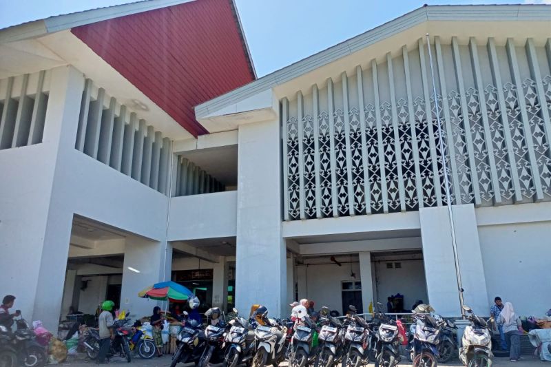 Pengunjung keluhkan bayar parkir dua kali di Pasar Renteng Loteng ...