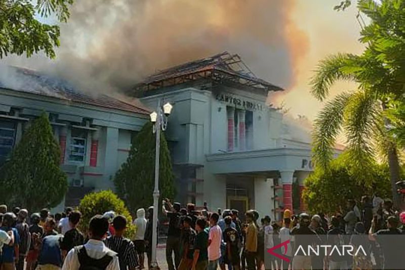 Kantor Bupati Pohuwato Gorontalo terbakar