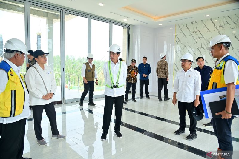 Presiden Jokowi meninjau pembangunan kediaman menteri IKN