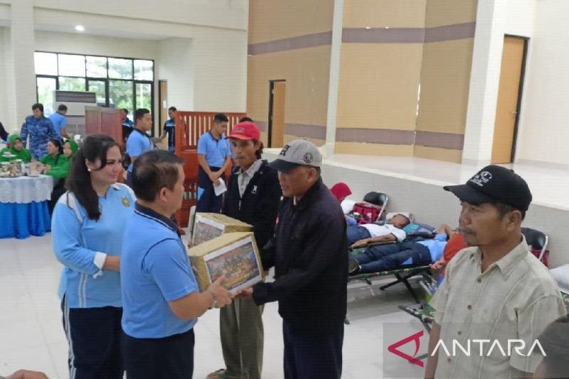 Prajurit TNI di Biak salurkan bantuan 650 paket sembako untuk warga