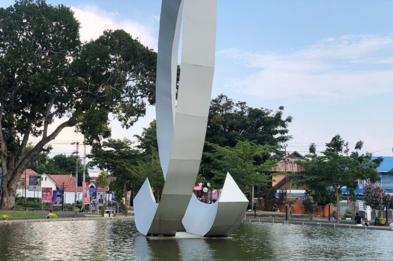 Keindahan kolam ikan di Taman Kota