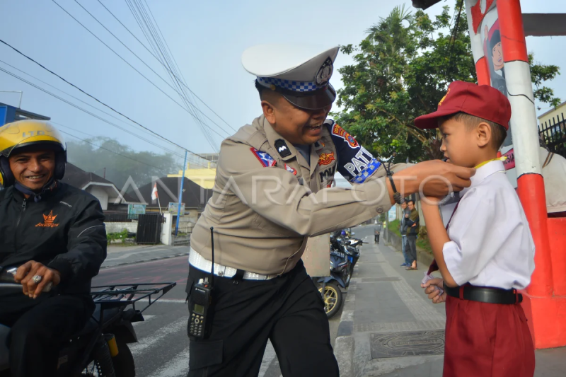 Polisi bujuk pelajar SD ikut ujian