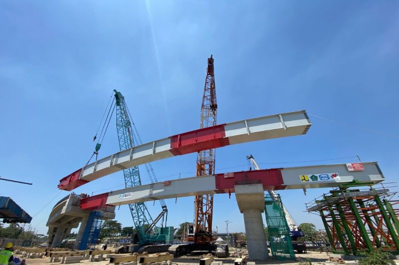 Steel box girder merah putih WIKAIKON di flyover aloha mulai dipasang