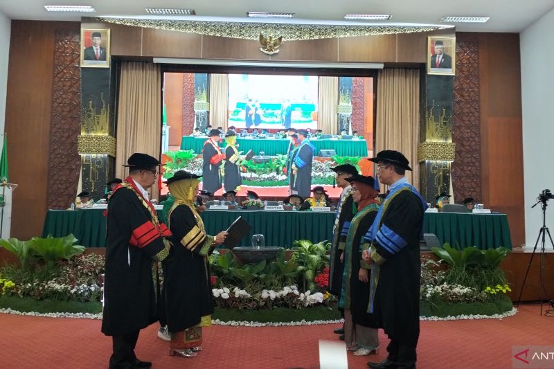 Unand kukuhkan tiga guru besar dari fakultas berbeda
