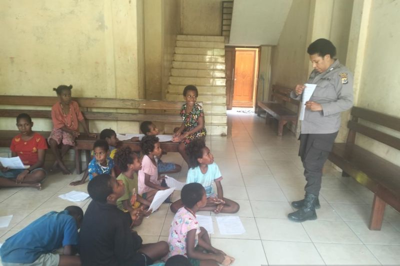 Polres Jayapura mengajar anak Papua membaca tulis berantas buta aksara