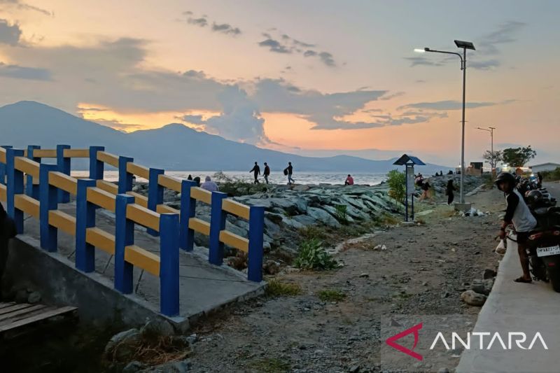 Pantai Kampoeng Nelayan Palu menjadi tempat bersantai para remaja di sore hari