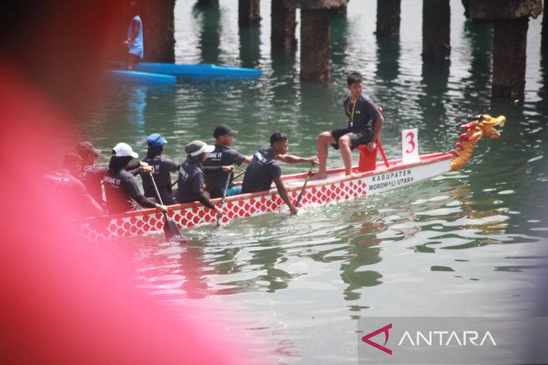 Opening turnamen terbuka nasional Perahu Naga di Teluk Tomori