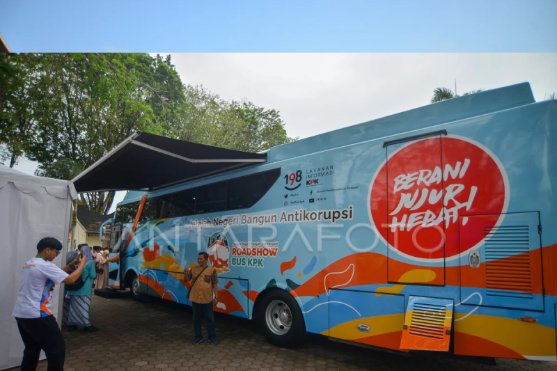 Roadshow bus KPK di Padang