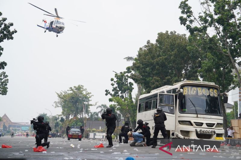 FOTO - Simulasi Pengamanan Pemilu 2024 di Pekanbaru