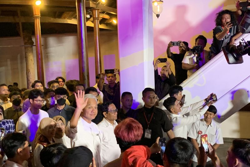 Ratusan anak muda sambut Ganjar-Mahfud di Museum Arsip Jakarta