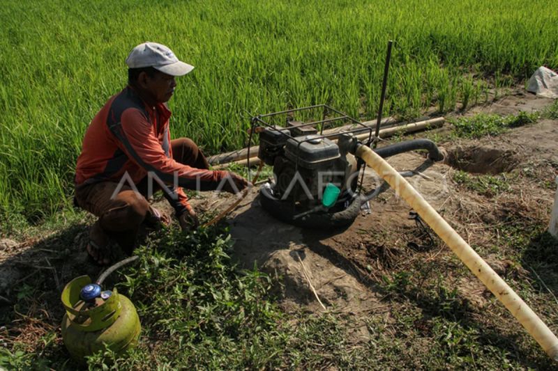 Bantuan mesin pompa air berbahan bakar gas