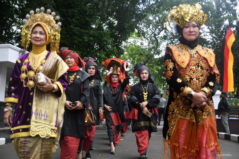 Pakaian adat Sumatera Barat beserta keunikannya 