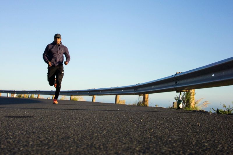 Rekomendasi outfit jogging populer dan nyaman untuk pria dan wanita