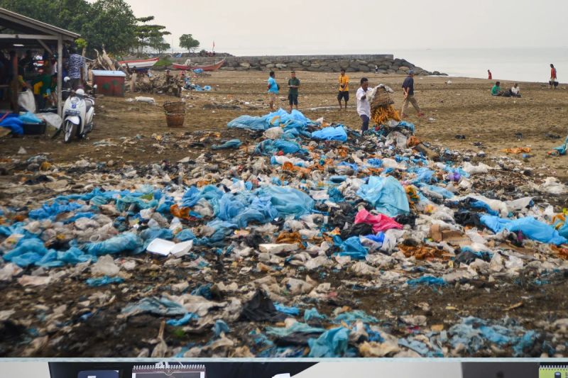 Sampah plastik di TPI Padang