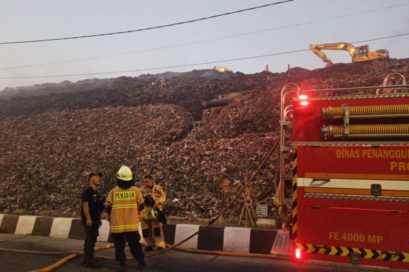 Dinas Lingkungan Hidup Jakarta berhasil mengendalikan api di TPA Bandarkebang