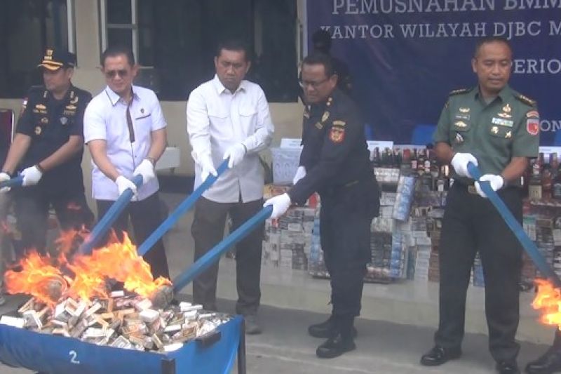 Bea cukai Maluku memusnahkan rokok dan miras ilegal asal China