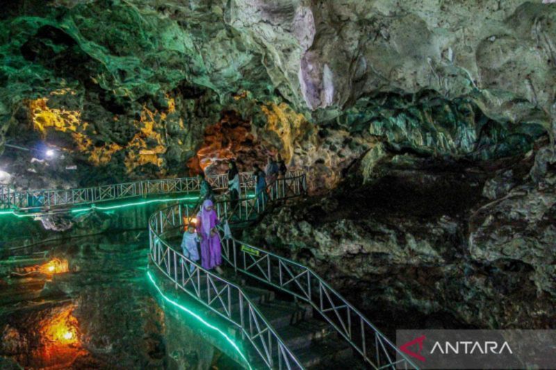 Wisata Gua Akbar di Tuban