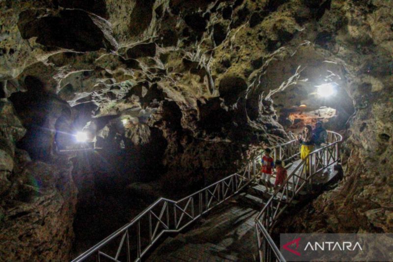 Wisata Gua Akbar di Tuban