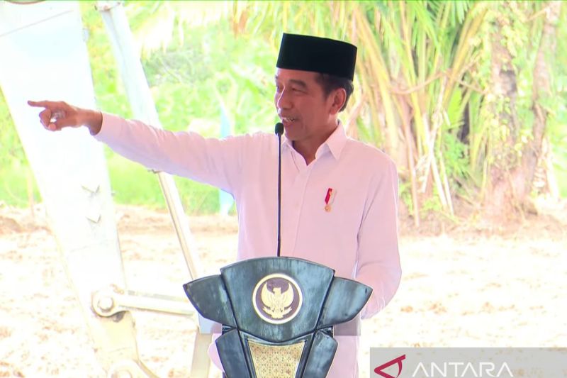 Widodo menghadiri acara peletakan batu pertama RS Muhammadiyah di Sorong