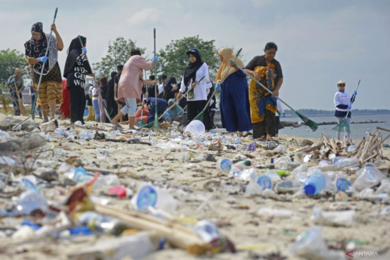 Aksi bersih-bersih pantai di Pulau Lae-lae