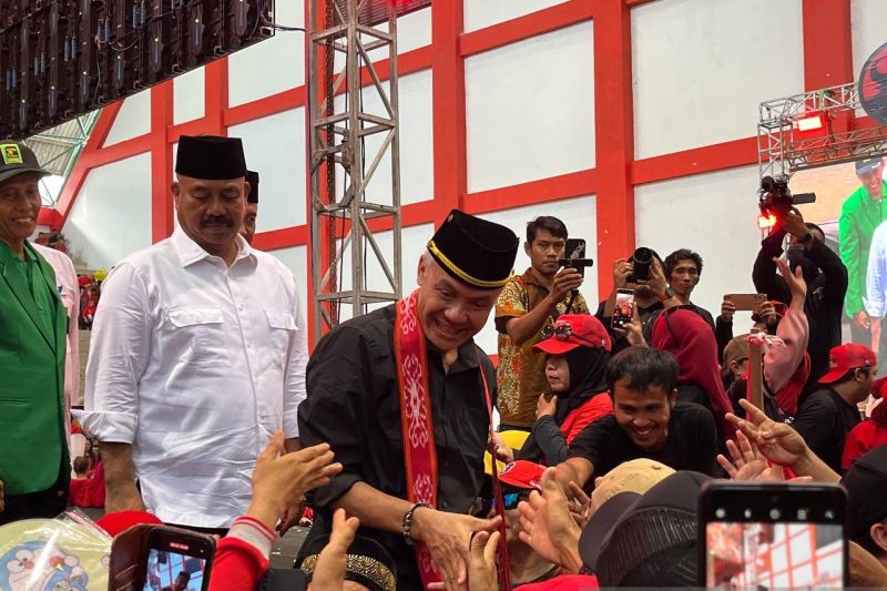 Ganjar: "Kalau sudah di rel yang benar, lalu diganggu, tabrak!"