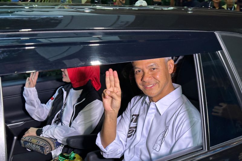 Ganjar-Mahfud tiba di KPU untuk debat perdana