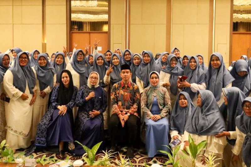 Gibran ajak bu nyai tingkatkan kemampuan santri