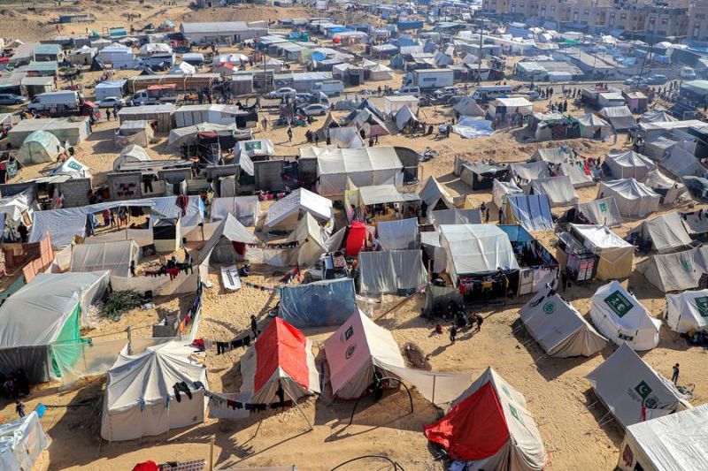 Foto yang diambil pada 11 Desember 2023 ini menunjukkan tempat penampungan sementara di dekat perbatasan Jalur Gaza dengan Mesir. (Foto oleh Rizek Abdeljawad/Xinhua)