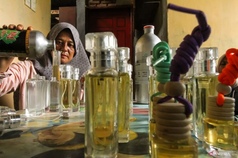 8-parfum-isi-ulang-wanita-favorit-beraroma-floral-fruity-oriental