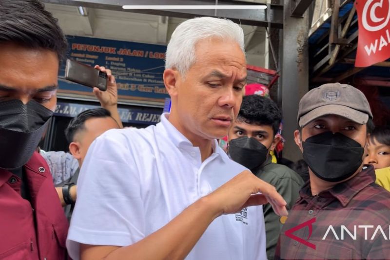 Blusukan ke pasar, seorang anak minta uang ke Ganjar untuk beli burung