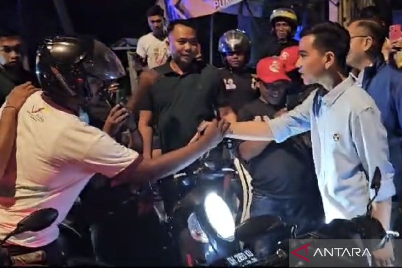 Gibran sapa ribuan warga yang menunggu di luar Bandara Eltari Kupang