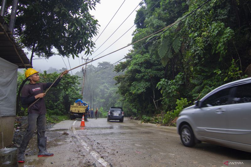 Perbaikan kabel jaringan listrik pascabencana alam di Limapuluh Kota