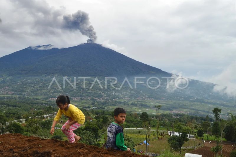 Foto-foto erupsi Gunung Singgalang