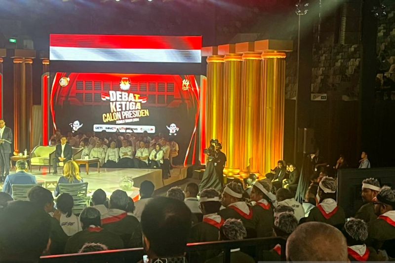 Pendukung Ganjar-Mahfud kompak gunakan wig rambut beruban