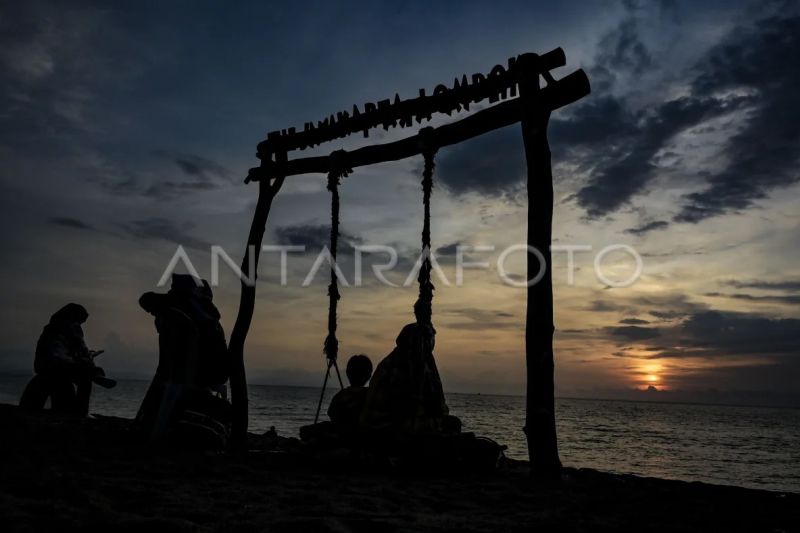 Matahari terbenam akhir tahun 2023 di Lombok