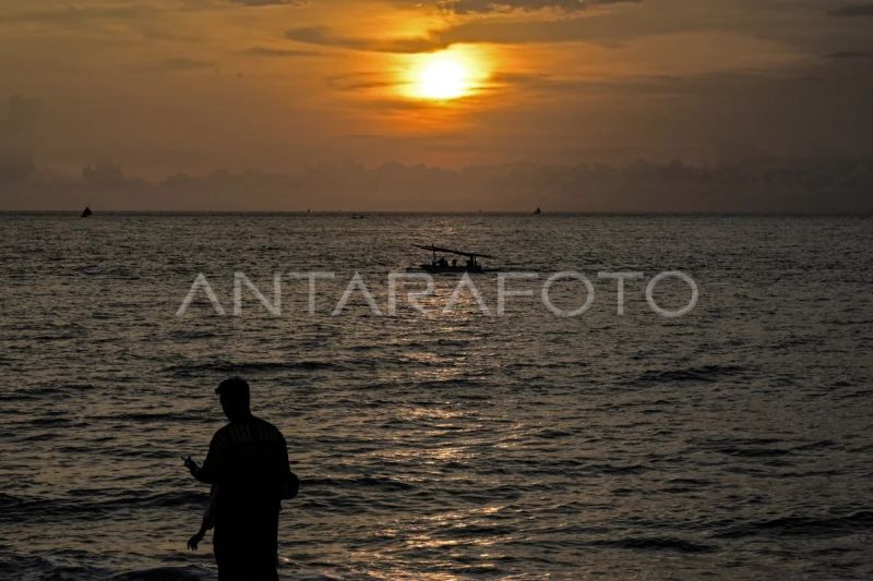 Matahari terbenam akhir tahun 2023 di Lombok