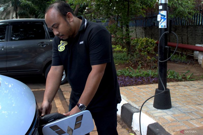 pln-targetkan-1000-spklu-tiang-listrik-rampung-tahun-ini