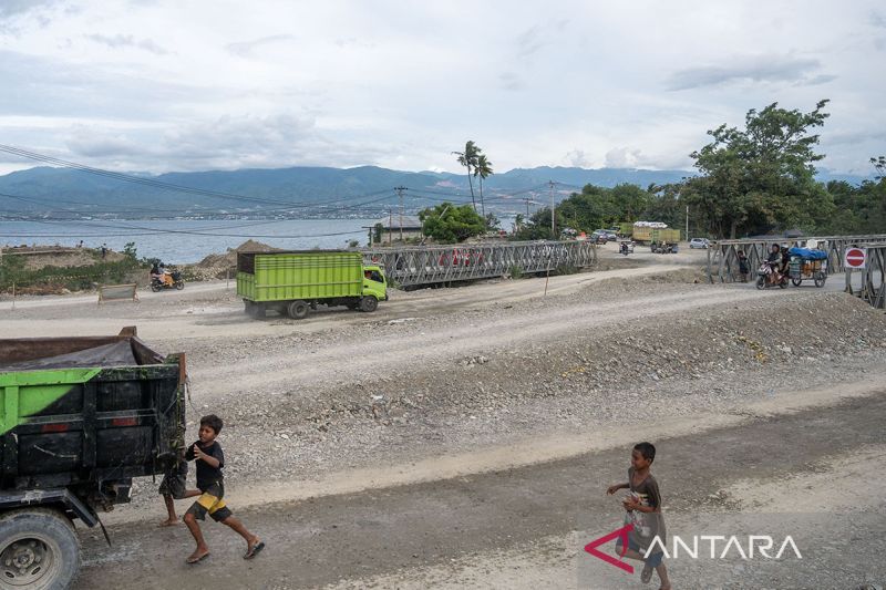 Perbaikan jembatan amblas Trans Sulawesi