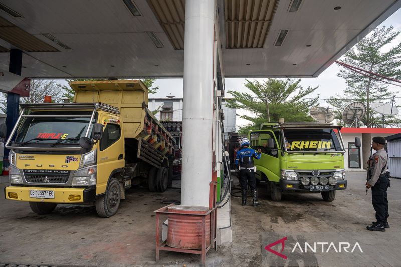 Penjagaan antrean pengisian solar di SPBU