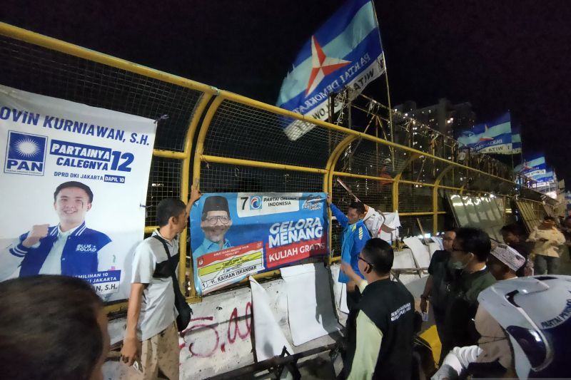 Bawaslu Jakbar tertibkan 72 APK pemilu