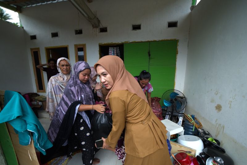 Donasi baju korban banjir bandang di Kolaka