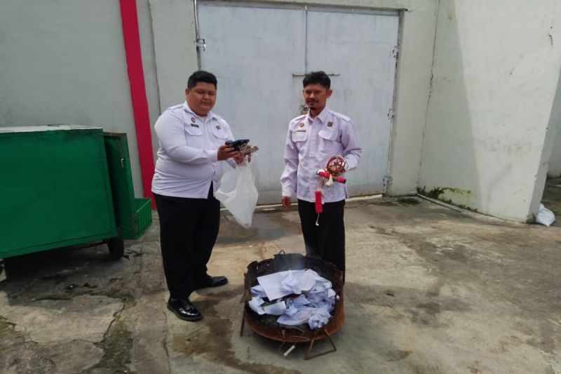 Lapas Sampit musnahkan barang hasil penggeledahan