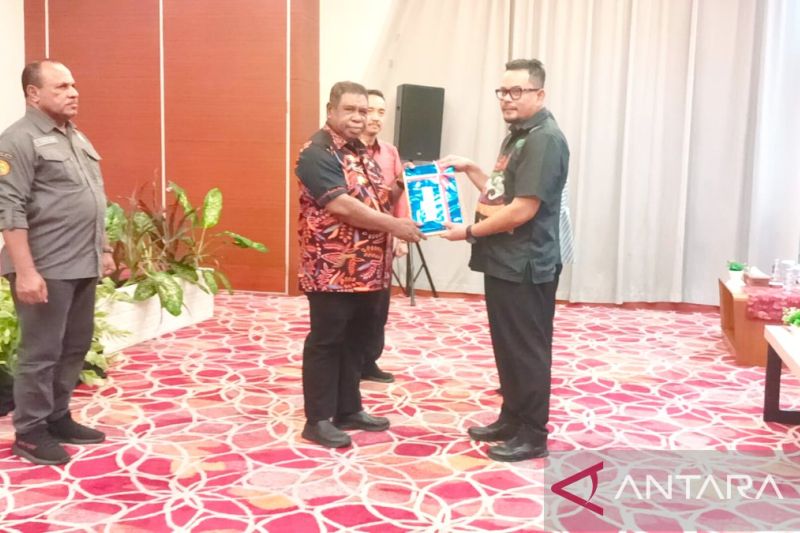 Gubernur Papua Barat serahkan DPA APBD 2024 kepada 48 satuan kerja