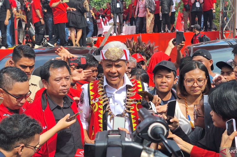 Ganjar: Mereka yang punya kepentingan sebaiknya mundur seperti Mahfud