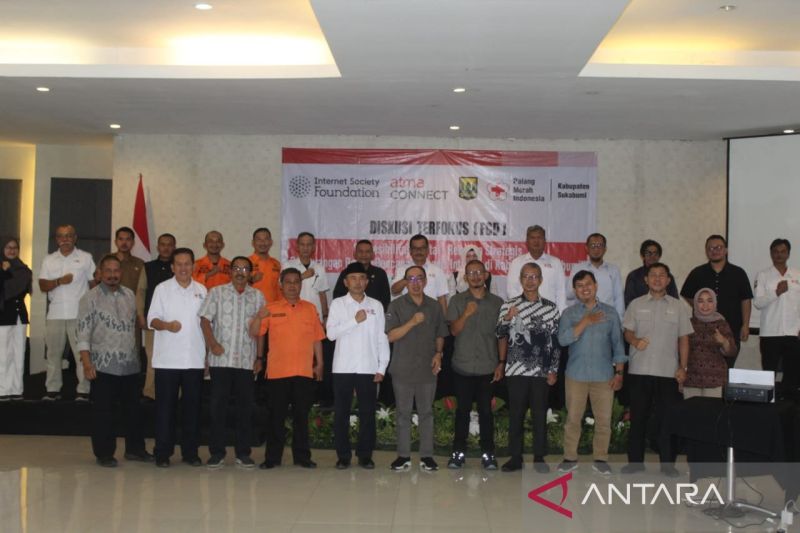 Foto bersama dalam rangkaian diskusi kelompok terpumpun PMI Kabupaten Sukabumi dan Atma Connect bersama Pemkab Sukabumi terkait dengan kesiapsiagaan dan penanggulangan bencana di Kabupaten Sukabumi, Jabar. ANTARA/Aditya Rohman