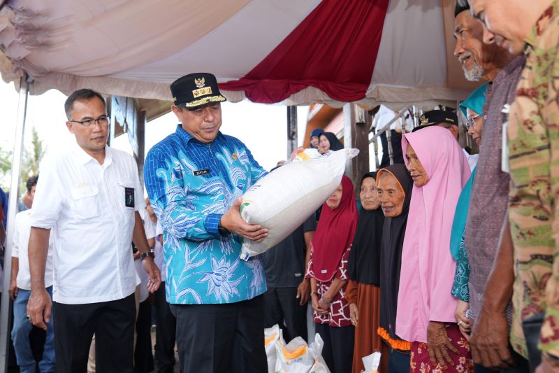 Pj Gubernur Sulsel salurkan bantuan pangan untuk warga miskin di Takalar