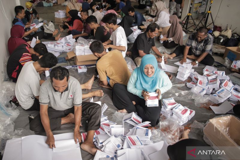 Distribusi logistik pemilu ke Pulau Bawean diundur akibat cuaca buruk