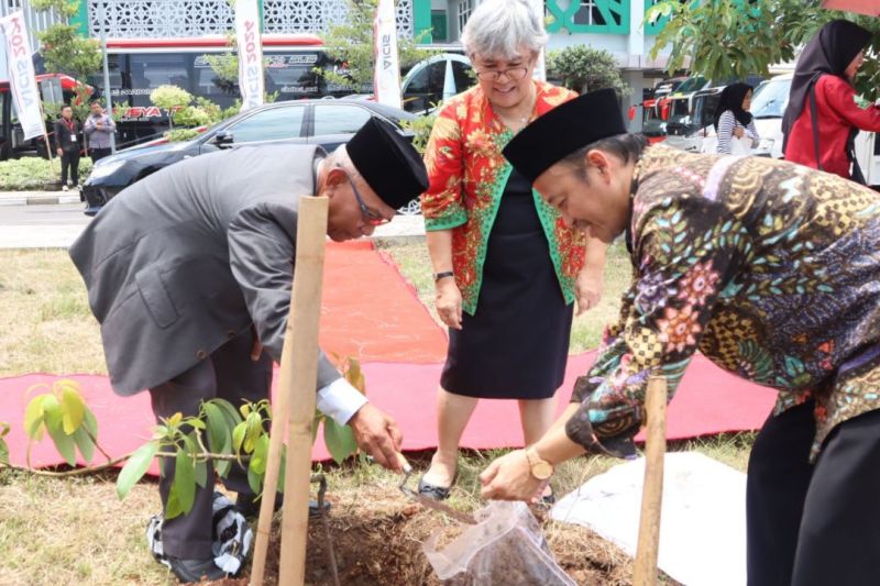 Tokoh agama lintas negara ikut tanam pohon di AICIS 2024 2 aicis
