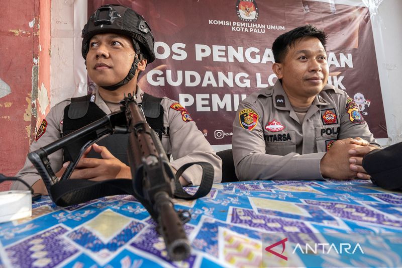 Penyegelan kotak suara di KPU Palu