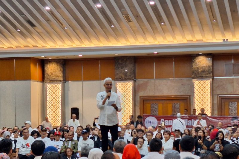 Ganjar: Rakyat tak teriak soal oligarki dan dinasti tapi soal hidup